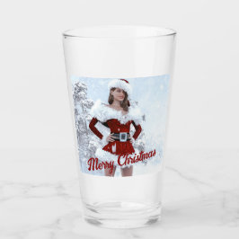 Schöne Weihnachtsfrau über den Winterschnee Glas