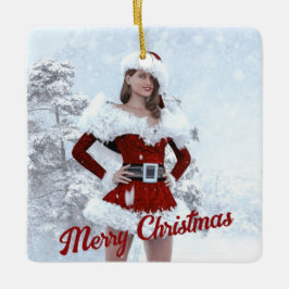 Schöne Weihnachtsfrau über den Winterschnee Keramikornament