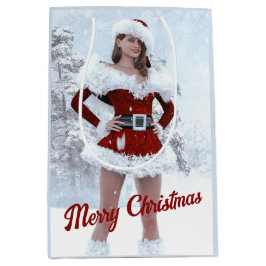 Schöne Weihnachtsfrau über den Winterschnee Mittlere Geschenktüte