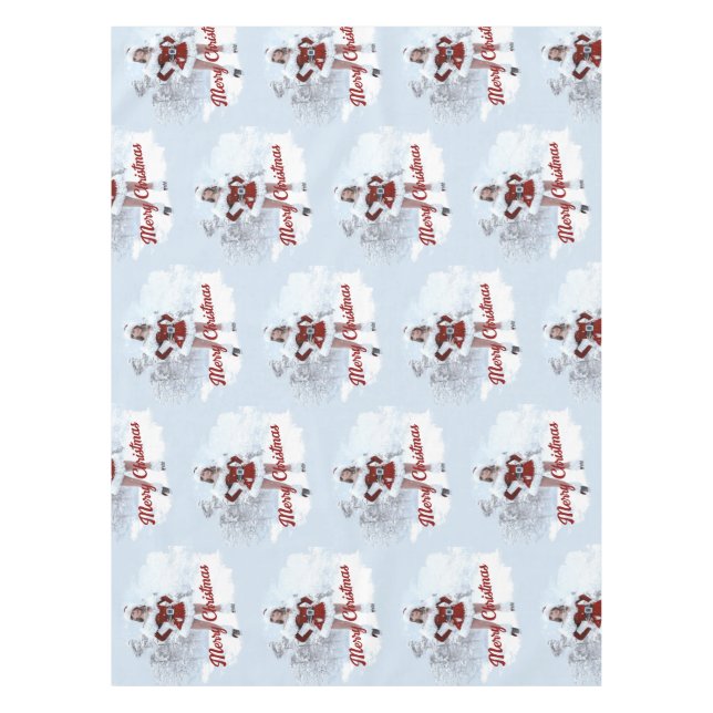 Schöne Weihnachtsfrau über den Winterschnee Tischdecke (Vorderseite)
