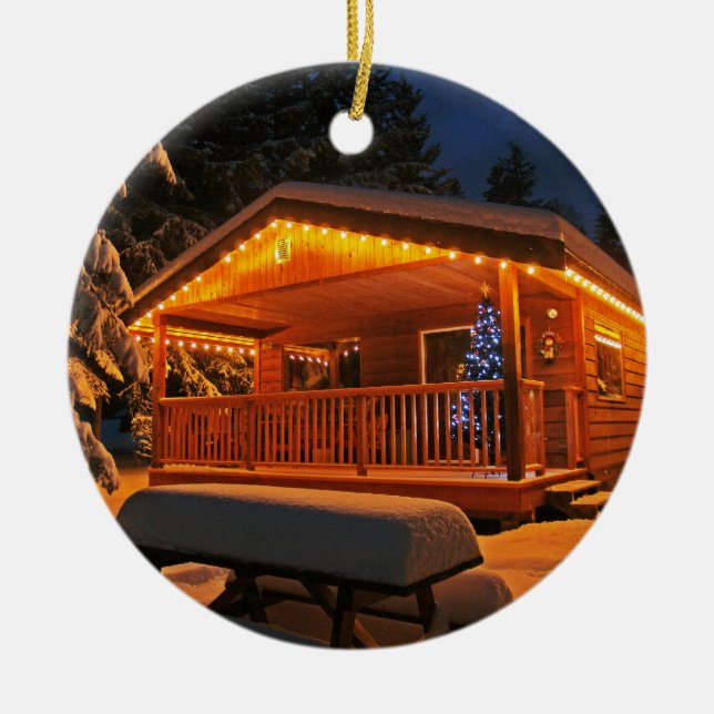 Schöne Weihnachtslichter auf Blockhaus im Schnee Keramikornament (Vorne)