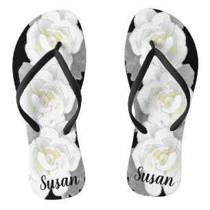 Schöne White Gardenia Blume auf Black Flip Flops