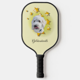 Schöne White Goldendoodle ist ein Star Pickleball Schläger