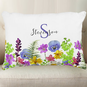 Schöne Wildblumen mit individuellem Namen und Mono Dekokissen