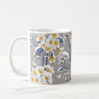 Schöne Winter-Blume blühend im Schnee delig Kaffeetasse