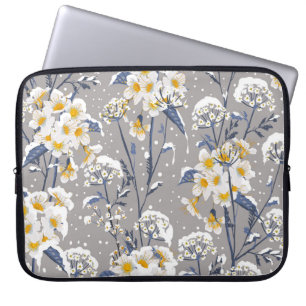 Schöne Winter-Blume blühend im Schnee delig Laptopschutzhülle