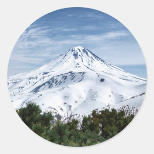 Schöne Wintergebirgslandschaft, schneebedeckt Runder Aufkleber