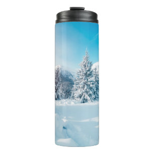 Schöne Winterlandschaft, atemberaubende Berge Thermosbecher