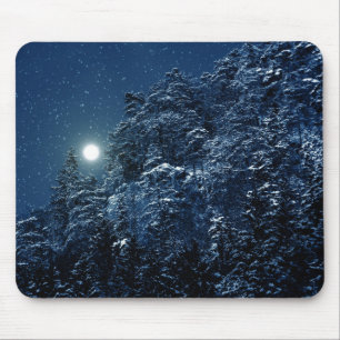 Schöne Winterlandschaft mit Schnee bedeckte Bäume Mousepad