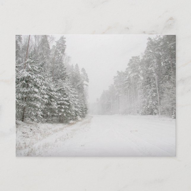 Schöne Winterlandschaft mit schneebedeckter Straße Feiertagspostkarte (Vorderseite)