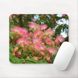 Schöner Albizia-Baum in Blüten Mousepad
