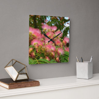 Schöner Albizia-Baum in Blüten Quadratische Wanduhr