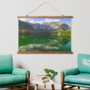 Schöner Alpensee in den Italienischen Alpen Wandteppich Mit Holzrahmen