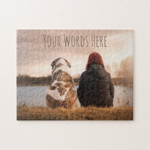Schöner benutzerdefinierter Hund und Besitzer, die