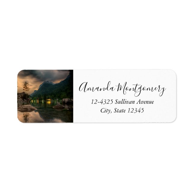 Schöner Bergsee im Abend Foto (Vorne)