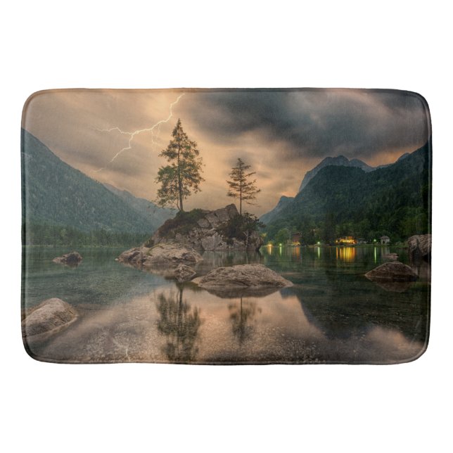 Schöner Bergsee im Abend Foto Badematte (Vorderseite)