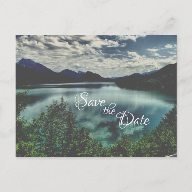 Schöner Bergsee Save the Date Hochzeit Ankündigungspostkarte (Vorderseite)