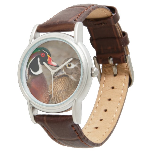 Schöner Berührungsmoment zwischen Holzenten Armbanduhr (Schrägansicht)