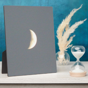 Schöner bezaubernder Halbmond auf der Dusk Plaque Fotoplatte