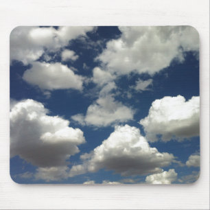 Schöner blauer Himmel mit flauschigen weißen Wolke Mousepad