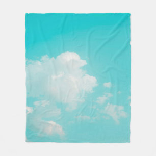 Schöner blauer Himmel und Wolken mit Tageslicht na Fleecedecke