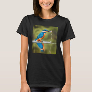 Schöner Eisvogel fängt einen Fisch T-Shirt