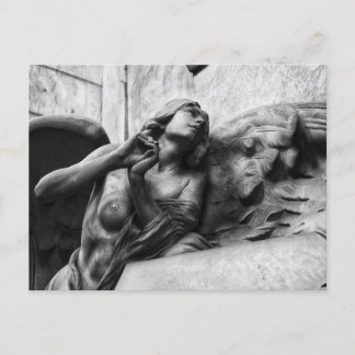 Schöner Engel mit ruhigem Blick in den Himmel Postkarte