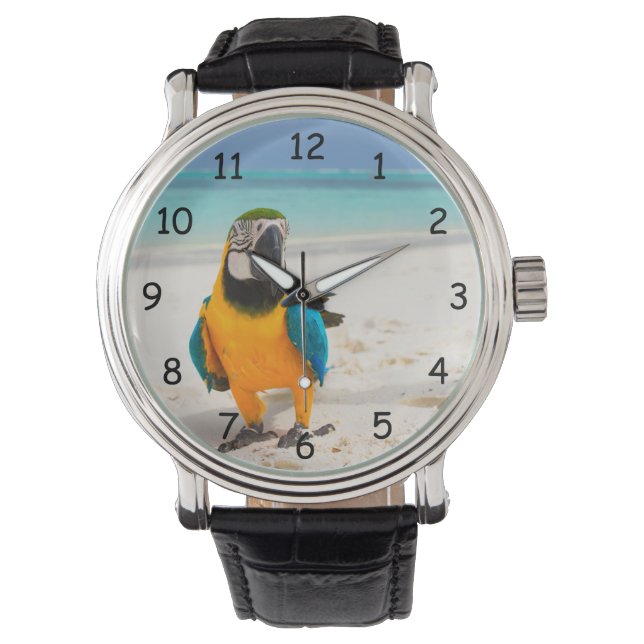 Schöner farbenfroher Papagei auf dem Sand Armbanduhr (Vorderseite)