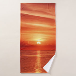 Schöner farbenfroher Sonnenaufgang am Meer mit Dra Badehandtuch