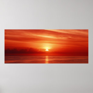 Schöner farbenfroher Sonnenaufgang am Meer mit Dra Poster