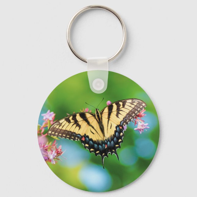 Schöner Frack-Schmetterling auf hübschen Blume Schlüsselanhänger (Vorderseite)