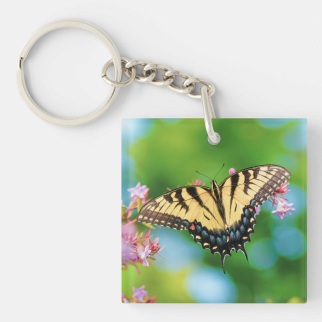 Schöner Frack-Schmetterling auf hübschen Blume Schlüsselanhänger (Vorderseite)