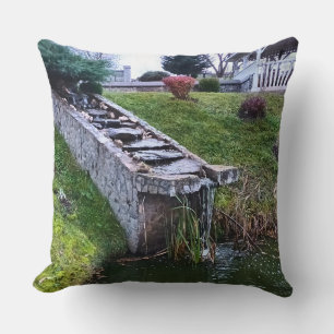 Schöner Gartenwasserfall – Wilde Natur Rumänien Kissen