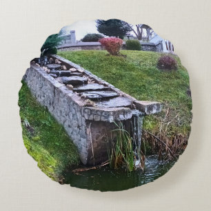 Schöner Gartenwasserfall – Wilde Natur Rumänien Rundes Kissen