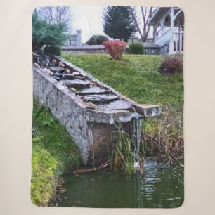Schöner Gartenwasserfall – Wilde Natur Rumänien Sherpadecke