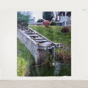 Schöner Gartenwasserfall – Wilde Natur Rumänien Wandteppich