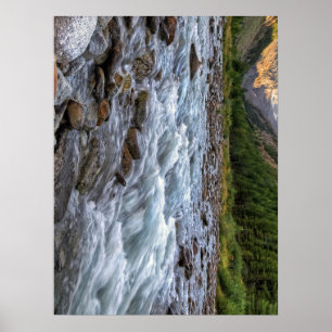 Schöner Gebirgsbach, der über Felsen fließt Poster