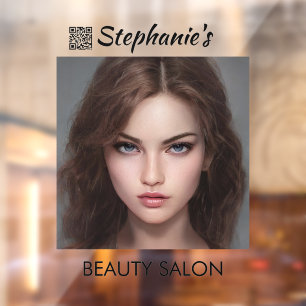 Schöner Girl Beauty Salon mit QR Code Fensteraufkleber