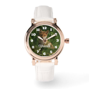 Schöner grauer Wolf in einem dunklen Wald Armbanduhr