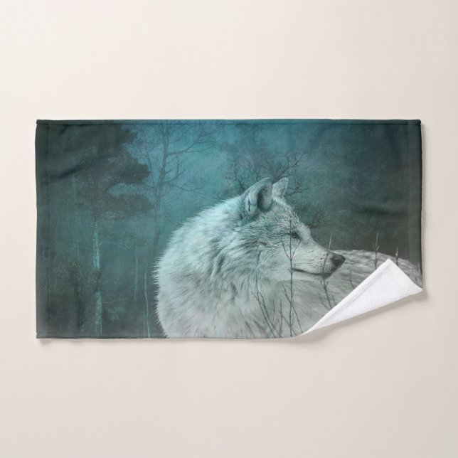 Schöner grauer Wolf in einem dunklen Wald Handtuch (Handtuch)