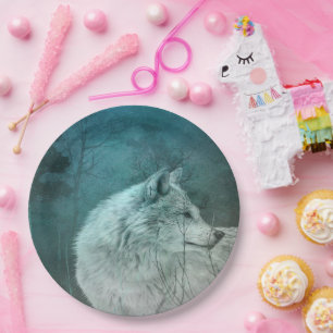 Schöner grauer Wolf in einem dunklen Wald Pappteller