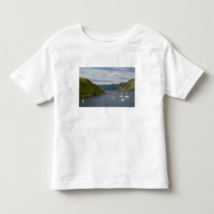 Schöner Hafen und Segelboote mit Spiegelungen in Kleinkind T-shirt
