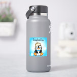 Schöner handgezogener Pinguin mit Schneebällen Aufkleber<br><div class="desc">A cute funny hand drawn cartoon penguin with snowballs and snowflakes background. Personalized name stickers.</div>