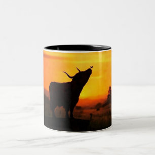 Schöner Highland-Kuh-Schmetterling auf dem Lande Zweifarbige Tasse