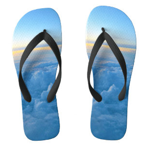schöner Himmel mit Wolken Flip Flops