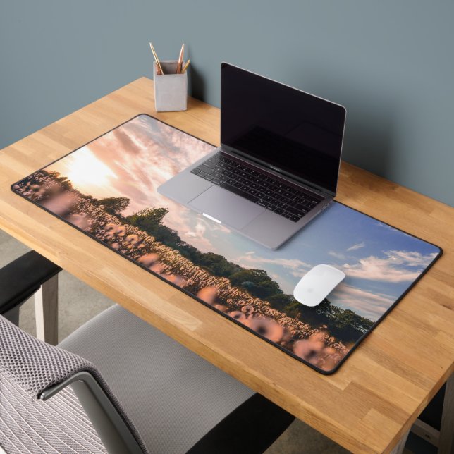 schöner Himmel über dem schlichten Schreibtischunterlage (Büro 2)