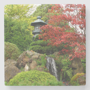 Schöner japanischer Rockgarten mit Pagoda Steinuntersetzer