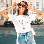Schöner Jesus Niedlich Cross Script T - Shirt<br><div class="desc">Jesus T - Shirt in eleganter Kalligraphie & minimalistischer Typografie. Dieses trendige,  moderne Design ist das perfekte Geschenk- und Modestatement. #christlich #religion #scription #religion #bible #jesus</div>