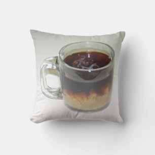 Schöner Kaffee-Cup mit Creme-Throw Kissen