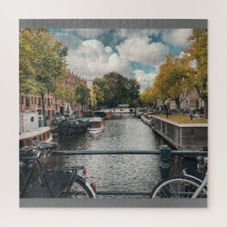 schöner Kanal unter bewölktem Himmel